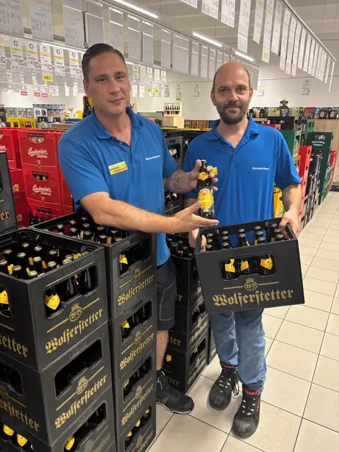 Marktleiter Andi Rauscher mit Mitarbeiter Christian Bauer vom Getränkemarkt Degenhart freuen sich auf die Österreichischen Kunden. Kein Wunder, in der Filiale haben sie Dutzende von Weißbiersorten. Das beliebteste der Schärdinger kommt übrigens aus Vilshofen. | Foto: Franz Gruber