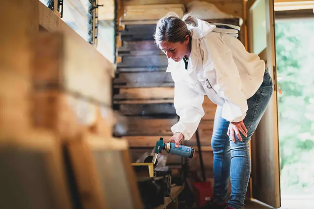Auch die interessante Arbeit eines Imkers wird erzählt. | Foto: KLAR! Arlberg/Patrick Baetz