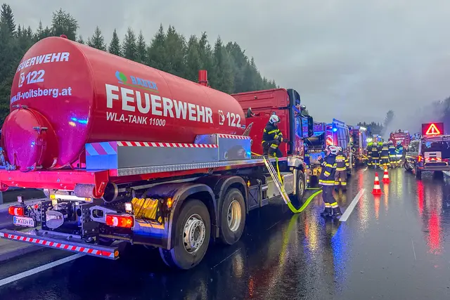 Der neue Alarmplan griff, mehrere wasserführende Feuerwehrfahrzeuge wurden nachalarmiert. | Foto: Feuerwehren des BFV Voitsberg