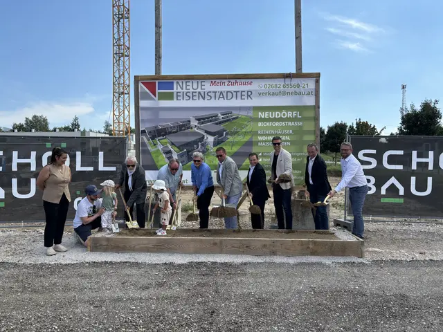 Am Dienstag fand der Spatenstich für neuen Wohnraum in der Bickdorfstraße in Neudörf statt. | Foto: Jennifer Flechl