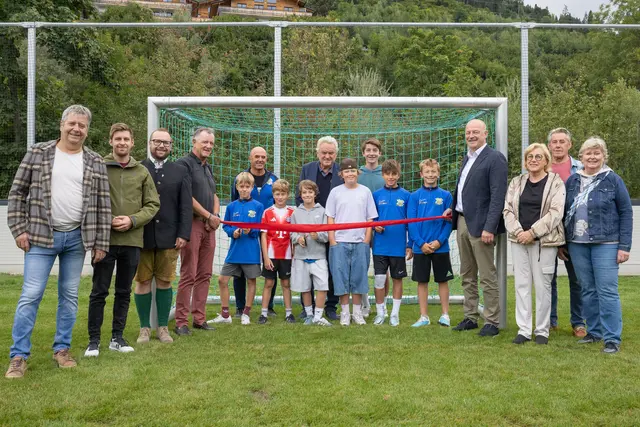 Sepp Maier mit Jungkickern und Verantwortlichen: Der Fußballplatz am Ennspark ist nun auch feierlich eröffnet. | Foto: Martin Huber
