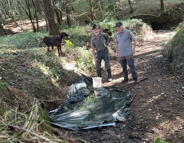 Norbert Hieden und Josef Moser haben in Tanzelsdorf in der Gemeinde Groß St. Florian für eine Wasserstelle der Wildtiere die Ärmel aufgekrempelt | Foto: Bezirksjagdamt Deutschlandsberg