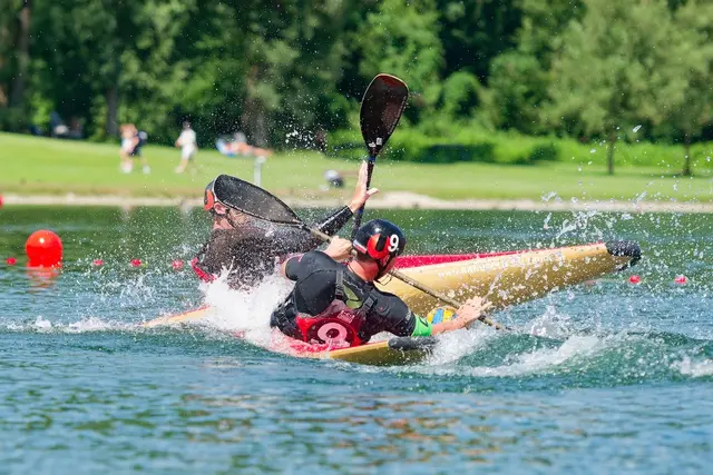 Teamgeist, Schnelligkeit, Kraft und Bootstechnik treffen beim Kanupolo aufeinander. Trainiert wird am Badesee in Liefering.  | Foto: Maren Nietzold
