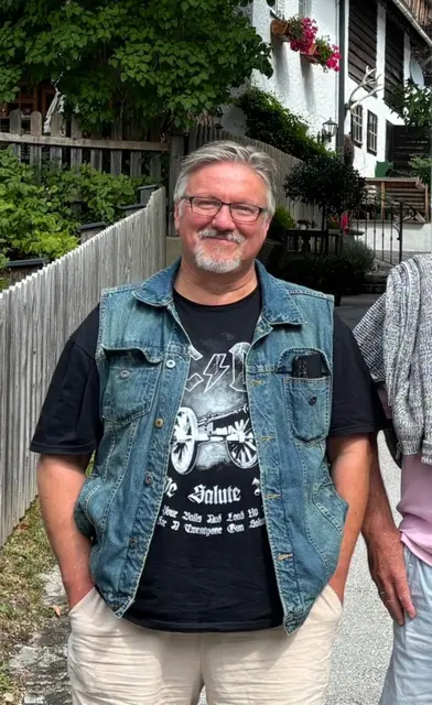 Der Schärdinger Banker Herbert Kammerer trinkt gerne Bayerisches Weizen, das er sich in Neuhaus holt. | Foto: Franz Gruber