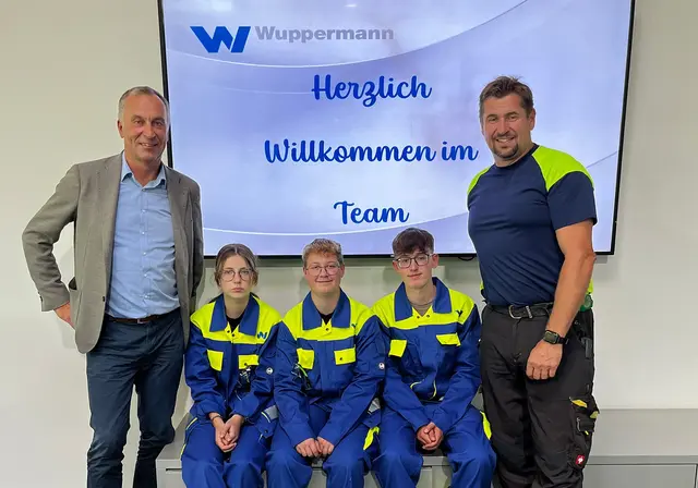 Geschäftsführer Hubert Pletz und Ausbildner Werner Kollenz (r.) mit den neuen Lehrlingen. | Foto: Wuppermann