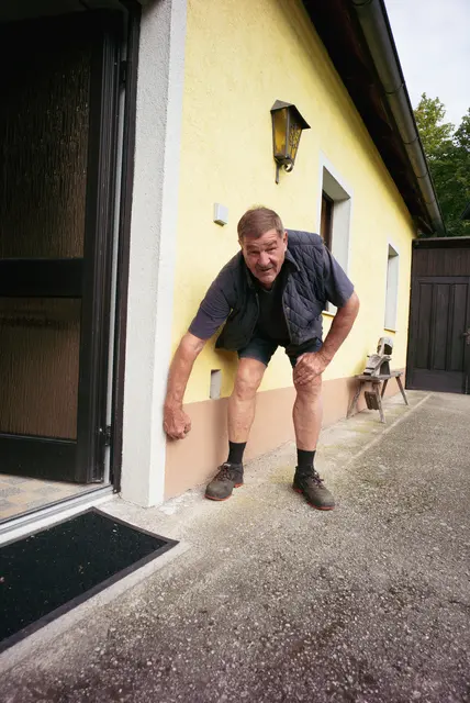 "So hoch ist das Wasser gestanden", zeigt Heribert Wagner. | Foto: Santrucek