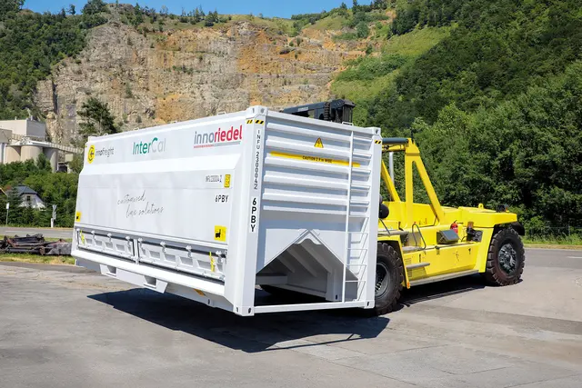Premiere in Peggau: InterCal liefert erstmals CO₂-frei produzierten Branntkalk per Elektro-Lkw und Bahn in die Slowakei. Der „Montainer“ macht’s möglich – ein neuer Spezialcontainer sorgt für nahtlose, emissionsfreie Transporte ohne Umladen. | Foto: InterCal