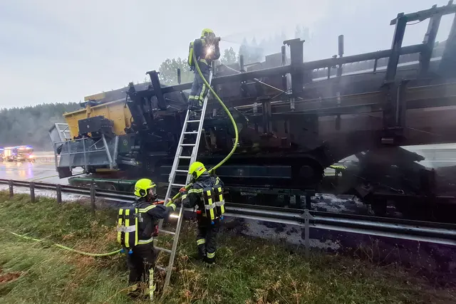 Mehrere Trupps konnten den Brand am großen Fahrzeug stoppen. | Foto: Feuerwehren des BFV Voitsberg