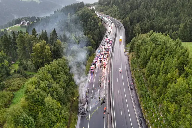Stau auf der Autobahn, die eine Fahrbahn war komplett gesperrt. | Foto: Feuerwehren des BFV Voitsberg