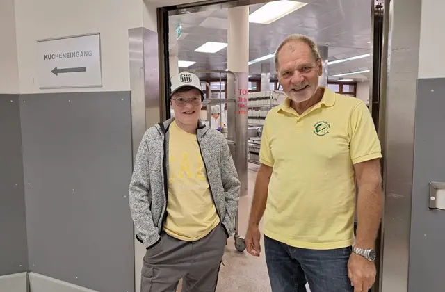 Luis Chalupar aus Kefermarkt mit Zusteller Franz Freudenthaler beim Essensabholen im Klinikum | Foto: SMB Lasberg