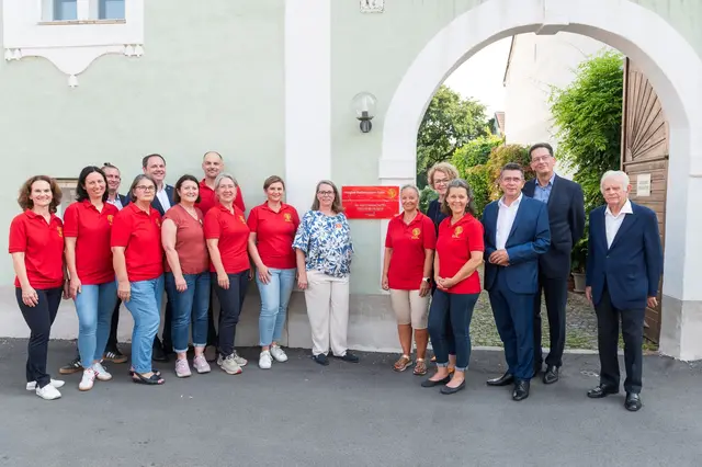 1. Reihe: Team Mobiles Palliativteam Tulln, DGKP Petra Wolfsbauer, Mag. Peter Eisenschenk, Johann Mayerhofer (Vermieter des Gebäudes).

2. Reihe: PBZ-Leitung Alexander Wedekind, MSc, Psychologe MPT Mag. Andreas Koller, Landesrätin Christiane Teschl-Hofmeister, DI Dr. Günther Krenn (in Vertretung Geschäftsführung Gesundheit Region Mitte GmbH) | Foto: Ricarda Kunzl