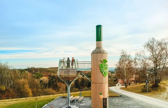 Grund zum Feiern gibt es im Thermen- &amp; Vulkanland. Auch die begehbare Weinflasche in Bad Loipersdorf trägt zu den guten Tourimsuzahlen bei.
 | Foto: Thermen- &amp; Vulkanland/Michael Königshofer