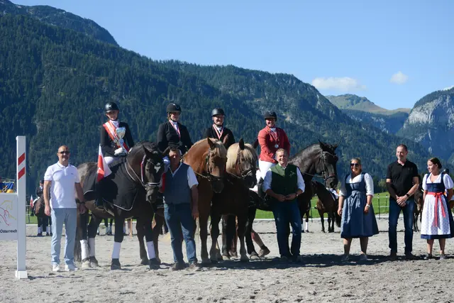 Strahlende Gesichter: In der Mannschaftswertung Dressur zeigten die Tiroler Reiterinnen starke Leistungen. | Foto: Steffi Kirchmair