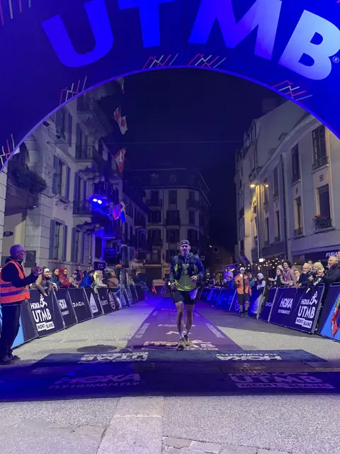 Michael Bauer ist nach 31 Stunden im Ziel der UTMB-Finals am Fuße des Mont Blanc. | Foto: Bauer