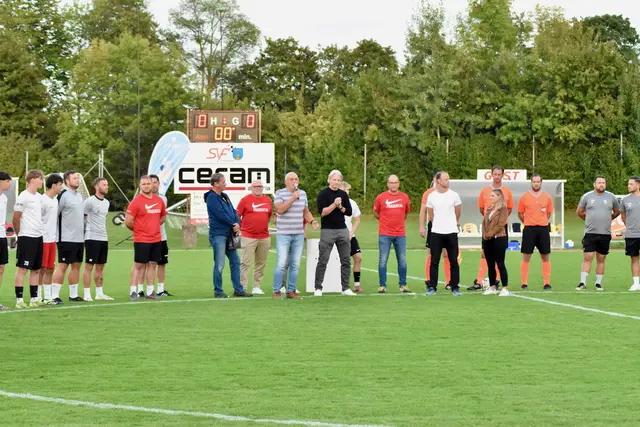 Vor dem Spiel wurde Christian Dengg von seinen zwei Ex-Vereinen geehrt. | Foto: Simon Michl