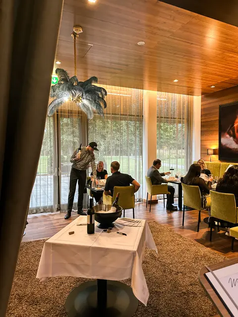 Weinakademiker Thomas Schabl führte mit Charme und Fachwissen durch den Abend. | Foto: Feinschliff