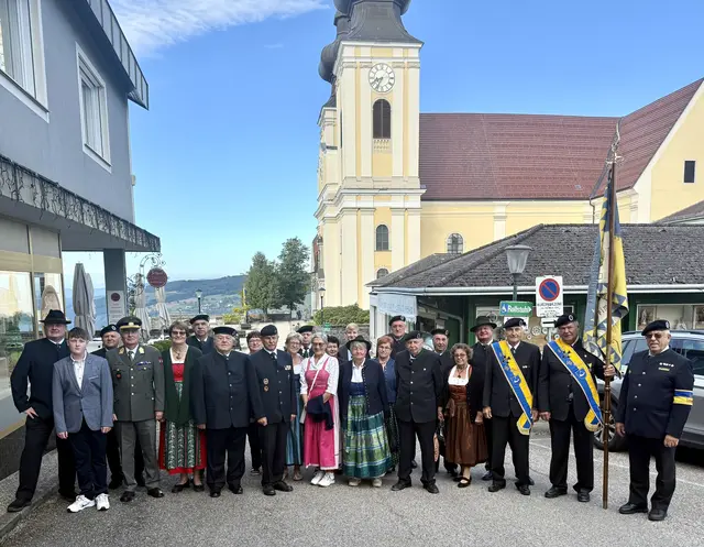Der ÖKB-Stadtverband Horn war mit 30 Kameradinnen und Kameraden unter der Leitung von Obmann Manfred Daniel (li.) vertreten. | Foto: Herbert Gschweidl