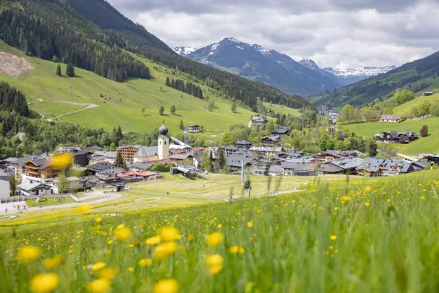 Die Gemeinde Saalbach Hinterglemm hat die Öffnungszeiten der Kinderbetreuungsinstitutionen der Arbeitszeiten der Eltern angepasst – sie arbeiten überwiegend in der Gastronomie. | Foto: saalbach.com/Markus Landauer
