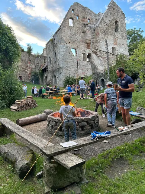 Das Knackergrillen kam besonders bei den jungen Gästen gut an. | Foto: FPÖ GR/EF