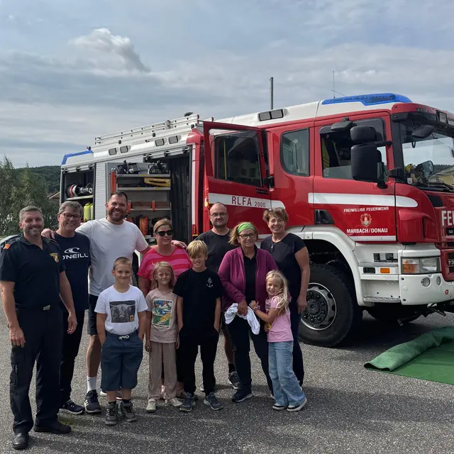 Mit großem Interesse erkundeten die Kinder Fahrzeuge, Ausrüstung und Gerätschaften der Feuerwehr.  | Foto: Gemeinde Marbach