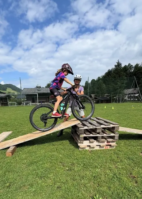 Die Kinder – ab fünf Jahren – übten sich im Slalomfahren, Bremsen, Kurven- und Lenktechniken sowie im sogenannten „Huterlfahren“. | Foto: Barbara Mayer