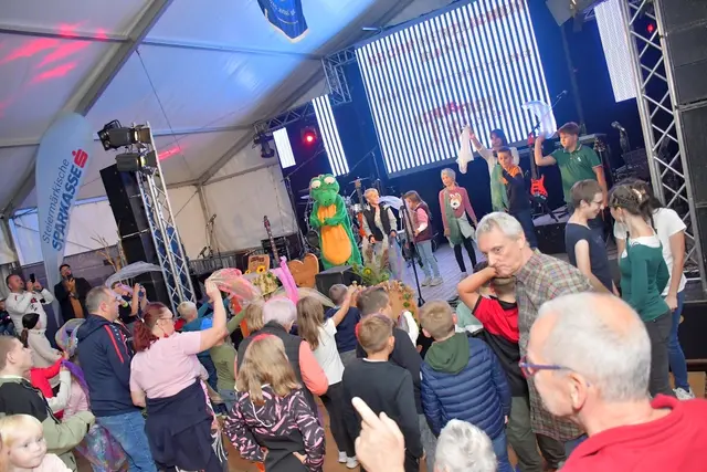 Croco und Claudia animieren die Festgäste zum Mittanzen. | Foto: Verein "Lebensfreid fia olle Leit"