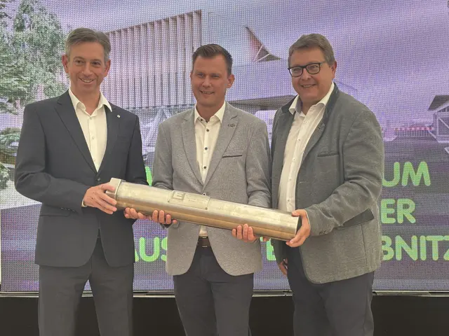 Beim Spatenstich in Leibnitz wurde auch eine Zeitkapsel mit besonderem Inhalt wie u.a. der unterschriebenen Urkunde, einem guten Wein und einigen Euros - versenkt. | Foto: Waltraud Fischer