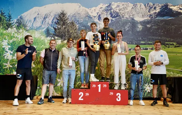 So sehen Siegerinnen und Sieger aus: Die erfolgreichen Läuferinnen und Läufer des Zehn-Kilometer-Bewerbes. | Foto: Hinterbergerlauf