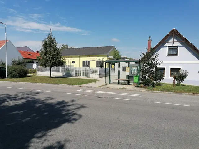 Am ersten Schultag Montagfrüh warteten die Kinder hier an der Bushaltestelle in Nikitsch vergeblich auf den Schülerbus.  | Foto: Vinzenz Fleischhacker