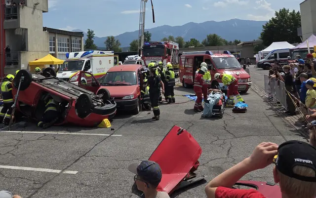 Hautnah miterleben kann man Einsatzübungen der Feuerwehr, des Roten Kreuzes, der Feuerwehr-Jugend, der Rettungshundebrigade und der Bergrettung. | Foto: ZSV