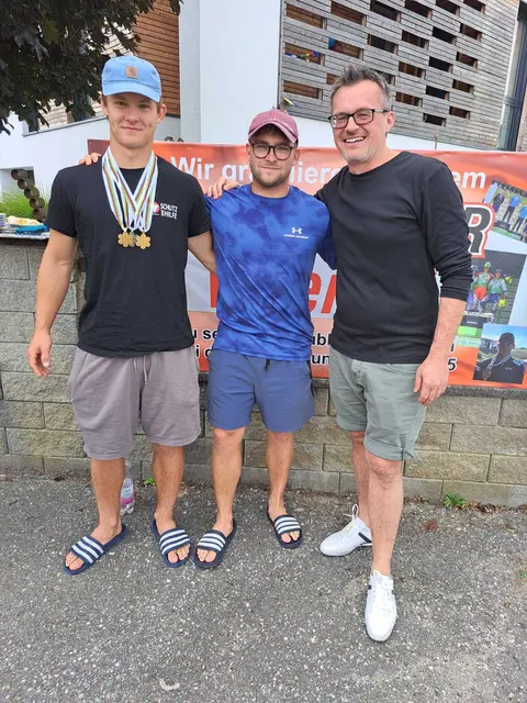 Der zweifache Weltmeister Valentin mit Sebastian Lemp-Pfannenstill und Bürgermeister Hans-Jürgen Resel. | Foto: Marktgemeinde St. Leonhard
