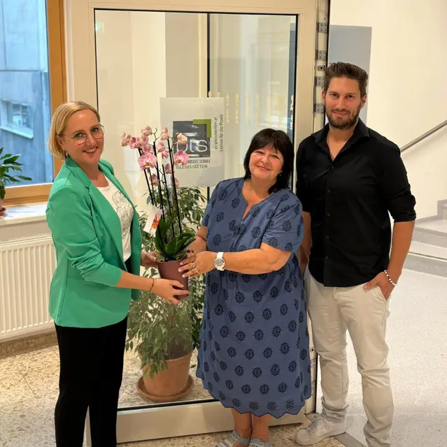 Bgm. Elke Halbwirth mit Claudia Moshammer-Gupta und dem neuen Direktor Raffael Raudner. | Foto: Mmg. Gleinstätten