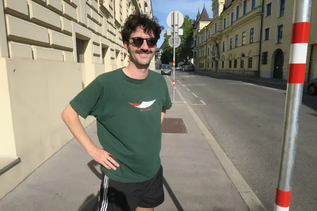 Manuel würde sich eine bessere Beschilderung und Neuordnung des Vorrangs an der Kreuzung Beckmanngasse/Penzinger Straße wünschen. | Foto: Patricia Hillinger/MeinBezirk
