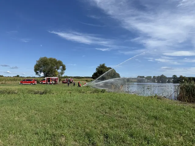 Um den Sauerstoffgehalt im Wasser zu erhöhen, setzten die Einsatzkräfte verschiedene technische Hilfsmittel ein.  | Foto: Bezirksfeuerwehrkommando Güssing