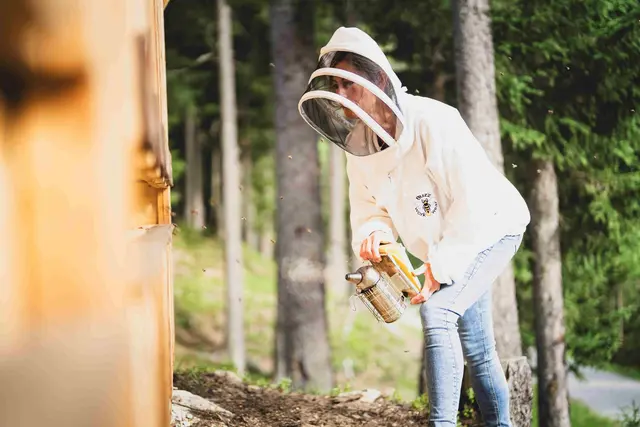 Die Imkerei ist eine schöne aber auch aufwändige Arbeit. | Foto: KLAR! Arlberg/Patrick Baetz