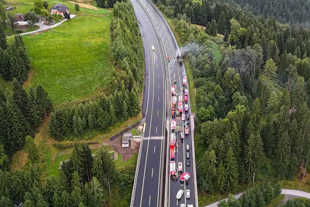 Ein Blick von oben auf die zahlreichen Einsatzkräfte auf der A2 | Foto: Feuerwehren des BFV Voitsberg