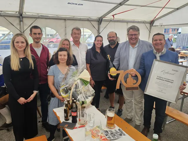 Familie Hellmayr gemeinsam mit Bürgermeister Christian Partoll und Ansfeldner Wirten. | Foto: Stadtarchiv Ansfelden