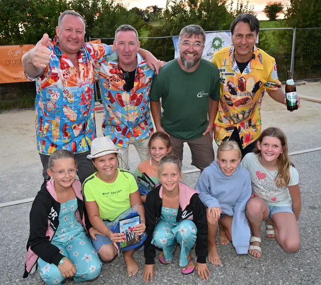 Die Sieger des Turniers mit Bürgermeister Dietmar Leitner (3. v. l.) und einem Fanclub. | Foto: Josef Reingruber