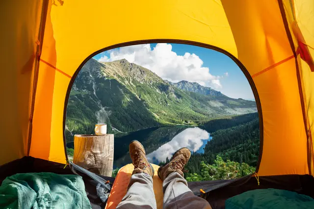 Wildcamping in Österreich: Hier gibt es einiges zu beachten. | Foto: Stock Adobe / volff 