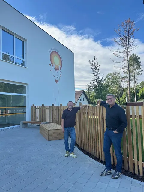 OSG-Obmann Alfred Kollar mit Hirms Bürgermeister Christian Wöhl vor der neuen Volksschule in der Villagasse. | Foto: OSG