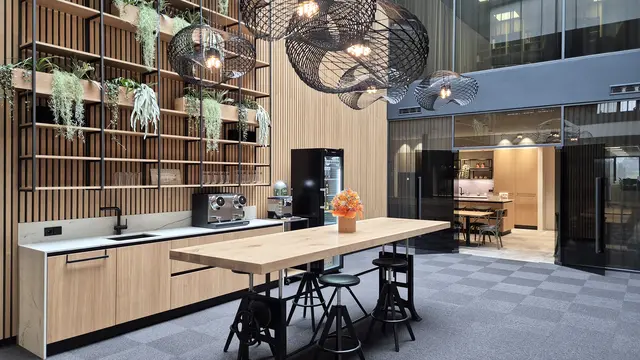 Viel Holz, viel Licht: Die neuen Räume verbinden moderne Technik mit einer angenehmen Atmosphäre.
