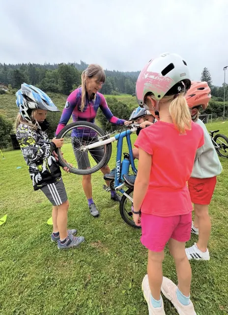 Unter der fachkundigen Leitung von Barbara Mayer und ihrem engagierten Team fand ein zweitägiger Bike-Technik-Kurs statt, der nicht nur sportlich forderte, sondern auch jede Menge Spaß und Gemeinschaftsgefühl vermittelte. | Foto: Barbara Mayer