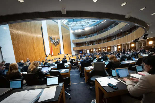Zum Start des neuen Politik-Schuljahres hat MeinBezirk bei den Parteien nachgefragt: Was sagen sie zu aktuellen Themen wie dem Gaza-Konflikt, der Teilzeit-Debatte und Co.? Die Antworten von FPÖ, ÖVP, SPÖ, NEOS und Grüne auf einen Blick zusammengefasst.  | Foto: Parlamentsdirektion/Thomas Topf