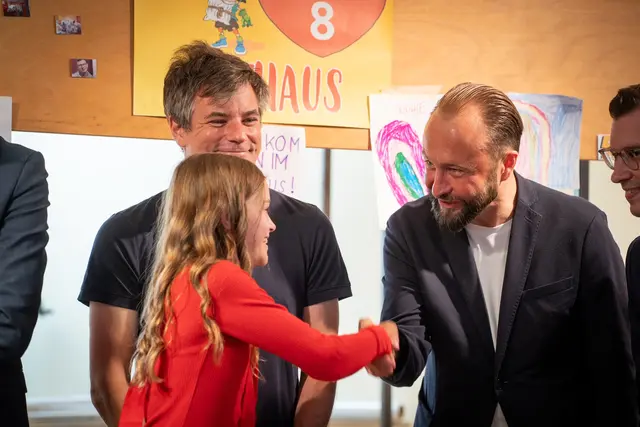 Besuch der Kinderstadt "Freitopia" in Kapfenberg (im Hintergrund Wolfgang Moitzi, Landesvorsitzender der steirischen Kinderfreunde). | Foto: SPÖ/Windholz