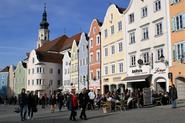 Zum Gegensatz sorgen die Gäste aus Bayern in der Barockstadt für volle Gast- und Schanigärten an der Silberzeile. | Foto: Franz Gruber