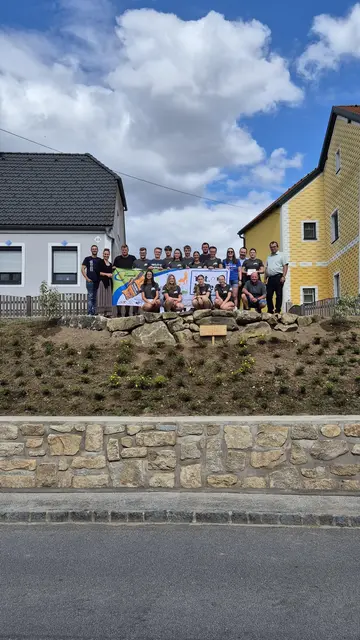 Im Rahmen des Projektmarathons 2025 gestaltete die Landjugend Waldkirchen in nur 42,195 Stunden die Böschung neu – mit Blumen, Sträuchern, Stufen, Geländer. | Foto: privat
