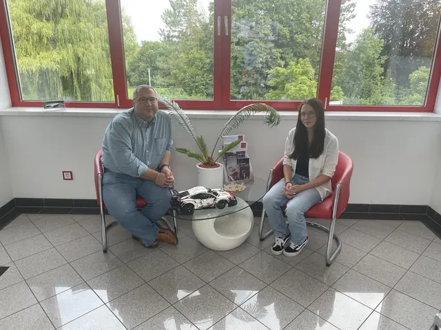 Promotech-Lehrling und LehrlingsRedakteurin Teresa Winkler im Interview mit ihrem Lehrlingsausbilder Christian Zöpfl. | Foto: Promotech