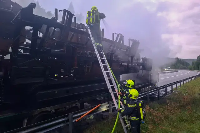 Der Lkw-Fahrer konnte sich rechtzeitig in Sicherheit bringen. | Foto: Feuerwehren des BFV Voitsberg