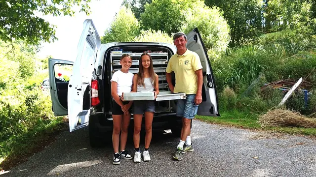 Jana und Tessa Lengauer aus Lasberg mit Zusteller Josef Grasböck | Foto: SMB Lasberg