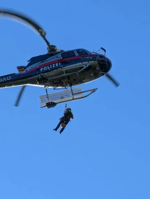 Der unverletzte Pilot wurde vom Roten Kreuz betreut.  | Foto: Freiwillige Feuerwehr Krispl